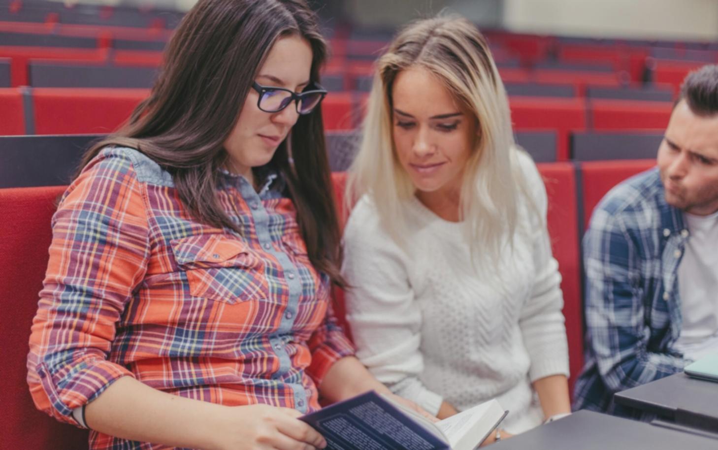 Specjaliści pracy socjalnej podczas warsztatu etycznego